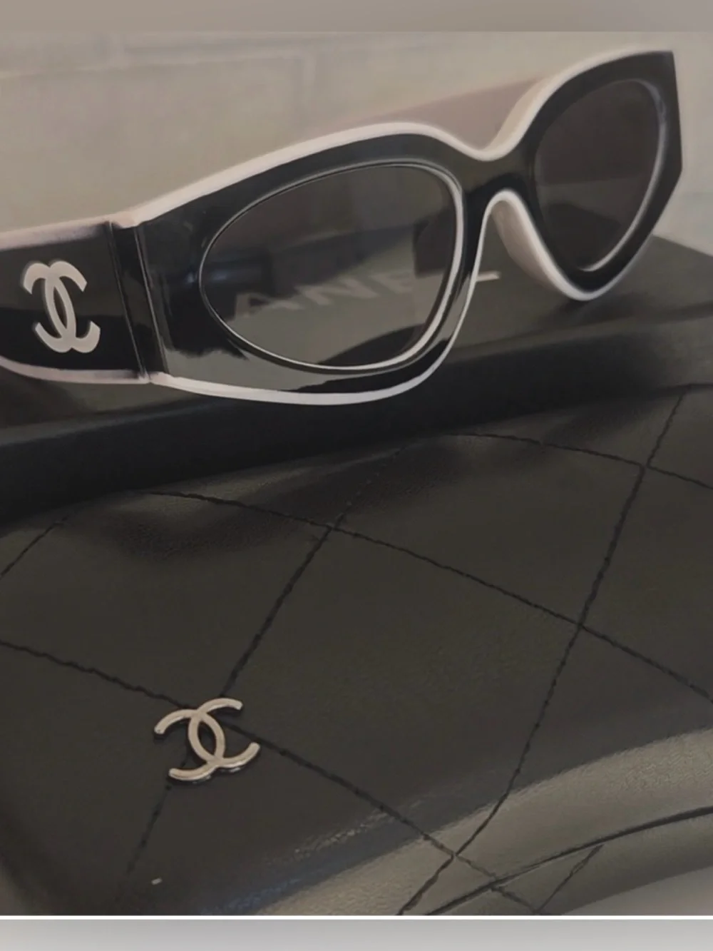CHANEL Black & White Retro Cat-Eye Sunglasses - Picture 1 of 6